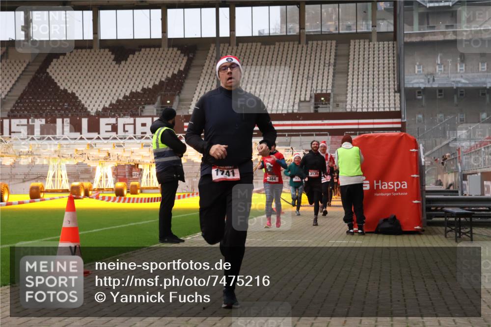 08.12.2024 - St. Pauli X-Mass-Run No. 14 Yannick Fuchs http://msf.ph/oto/7475216 08.12.2024 09:57:00 Ziel 364, 384, 420, 755, 763, 904, 1291, 1741, 1754, 1982, 2267, 2956, 3022, 3139 meine-sportfotos.de
