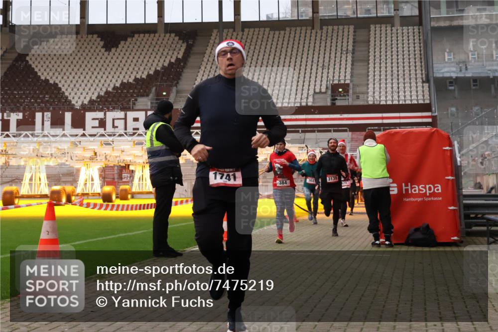 08.12.2024 - St. Pauli X-Mass-Run No. 14 Yannick Fuchs http://msf.ph/oto/7475219 08.12.2024 09:57:00 Ziel 364, 384, 420, 755, 763, 904, 1291, 1741, 1754, 1982, 2267, 2956, 3022, 3139 meine-sportfotos.de