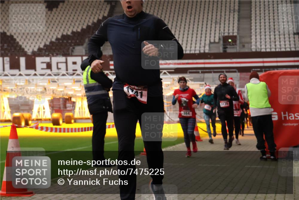 08.12.2024 - St. Pauli X-Mass-Run No. 14 Yannick Fuchs http://msf.ph/oto/7475225 08.12.2024 09:57:00 Ziel 364, 384, 420, 755, 763, 904, 1291, 1741, 1754, 1982, 2267, 2956, 3022, 3139 meine-sportfotos.de