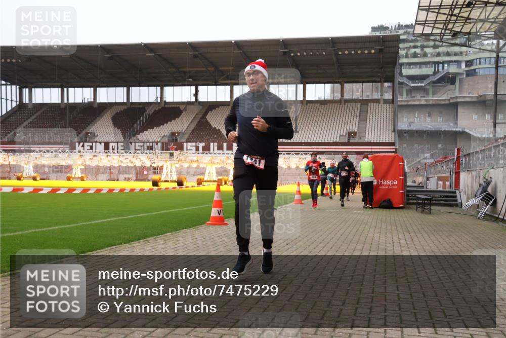 08.12.2024 - St. Pauli X-Mass-Run No. 14 Yannick Fuchs http://msf.ph/oto/7475229 08.12.2024 09:57:01 Ziel 364, 384, 420, 755, 763, 904, 1291, 1741, 1754, 1982, 2267, 2956, 3022, 3139 meine-sportfotos.de