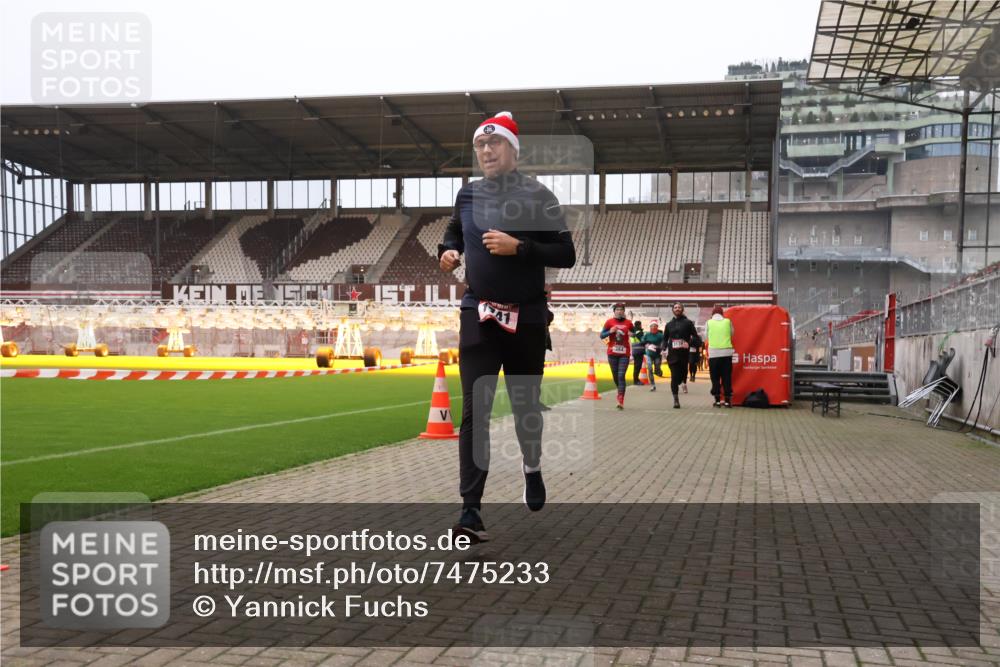 08.12.2024 - St. Pauli X-Mass-Run No. 14 Yannick Fuchs http://msf.ph/oto/7475233 08.12.2024 09:57:01 Ziel 364, 384, 420, 755, 763, 904, 1291, 1741, 1754, 1982, 2267, 2956, 3022, 3139 meine-sportfotos.de