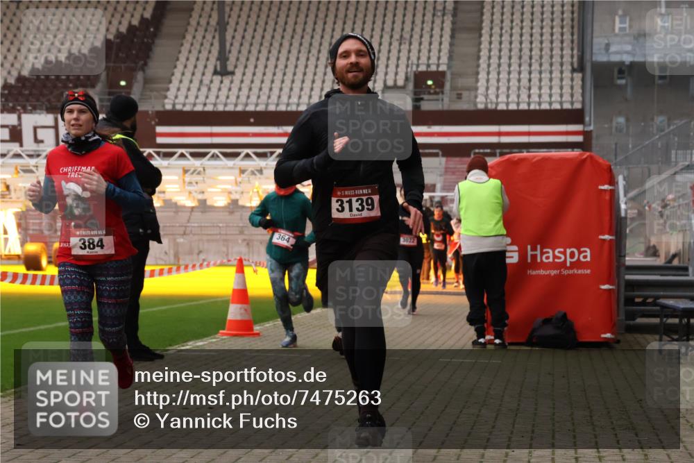 08.12.2024 - St. Pauli X-Mass-Run No. 14 Yannick Fuchs http://msf.ph/oto/7475263 08.12.2024 09:57:03 Ziel 364, 384, 420, 755, 763, 904, 1291, 1741, 1754, 1982, 2267, 2956, 3022, 3139 meine-sportfotos.de