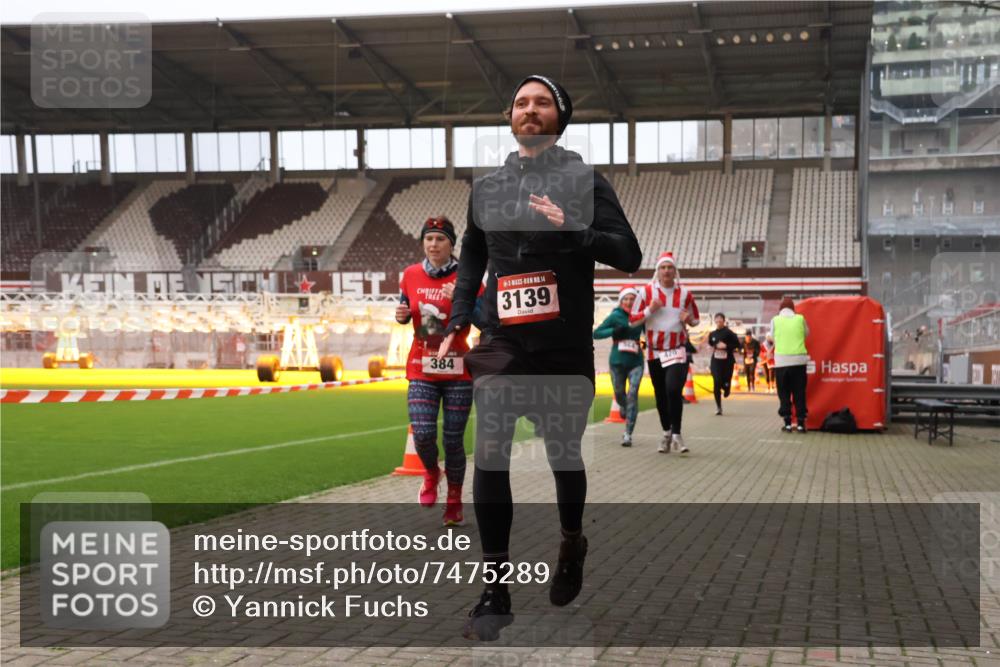 08.12.2024 - St. Pauli X-Mass-Run No. 14 Yannick Fuchs http://msf.ph/oto/7475289 08.12.2024 09:57:04 Ziel 364, 384, 420, 755, 763, 904, 1291, 1741, 1982, 2267, 3022, 3139 meine-sportfotos.de