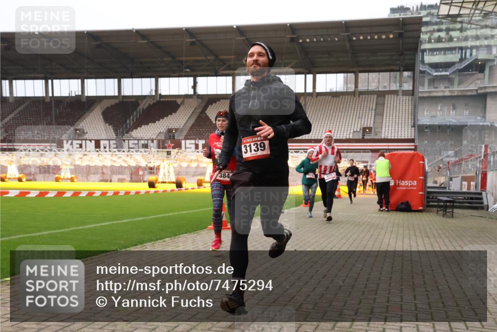 08.12.2024 - St. Pauli X-Mass-Run No. 14 Yannick Fuchs http://msf.ph/oto/7475294 08.12.2024 09:57:04 Ziel 364, 384, 420, 755, 763, 904, 1291, 1741, 1982, 2267, 3022, 3139 meine-sportfotos.de