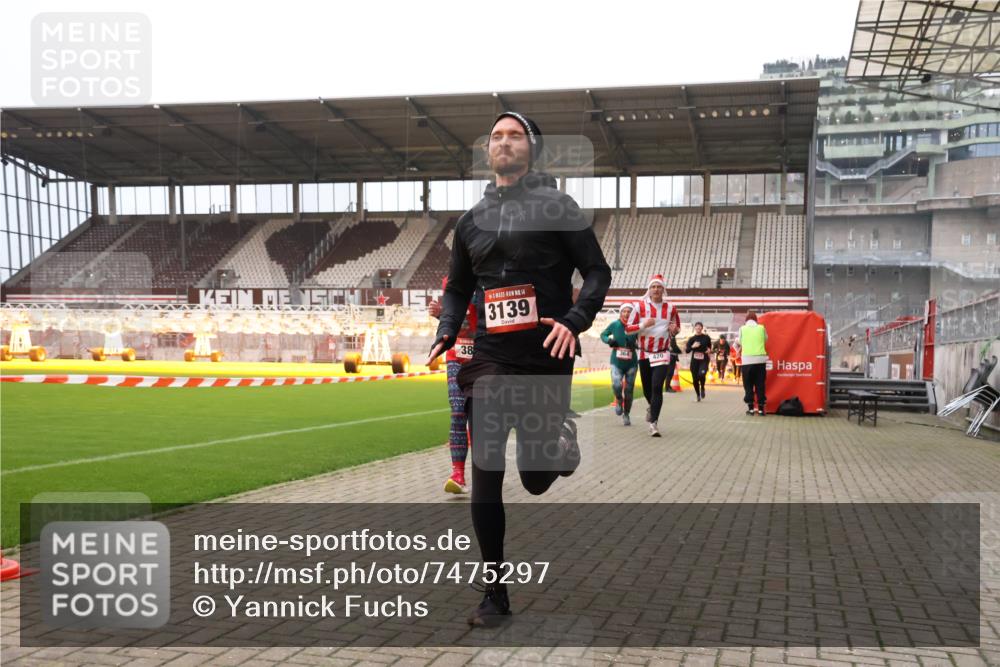 08.12.2024 - St. Pauli X-Mass-Run No. 14 Yannick Fuchs http://msf.ph/oto/7475297 08.12.2024 09:57:04 Ziel 364, 384, 420, 755, 763, 904, 1291, 1741, 1982, 2267, 3022, 3139 meine-sportfotos.de