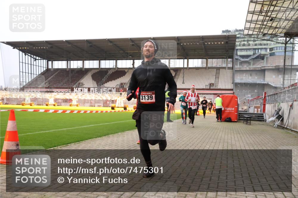 08.12.2024 - St. Pauli X-Mass-Run No. 14 Yannick Fuchs http://msf.ph/oto/7475301 08.12.2024 09:57:04 Ziel 364, 384, 420, 755, 763, 904, 1291, 1741, 1982, 2267, 3022, 3139 meine-sportfotos.de