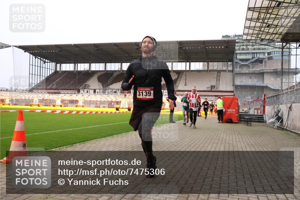 08.12.2024 - St. Pauli X-Mass-Run No. 14 Yannick Fuchs http://msf.ph/oto/7475306 08.12.2024 09:57:04 Ziel 364, 384, 420, 755, 763, 904, 1291, 1741, 1982, 2267, 3022, 3139 meine-sportfotos.de