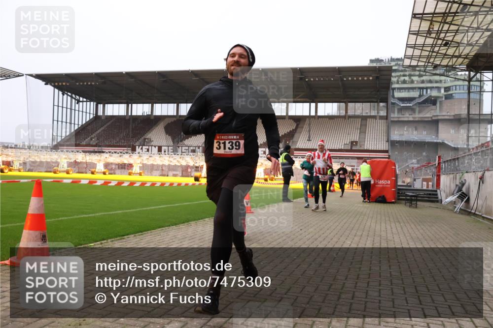 08.12.2024 - St. Pauli X-Mass-Run No. 14 Yannick Fuchs http://msf.ph/oto/7475309 08.12.2024 09:57:04 Ziel 364, 384, 420, 755, 763, 904, 1291, 1741, 1982, 2267, 3022, 3139 meine-sportfotos.de
