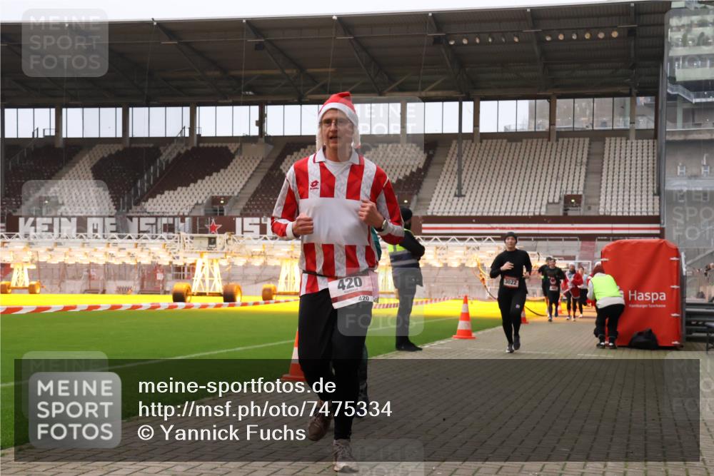 08.12.2024 - St. Pauli X-Mass-Run No. 14 Yannick Fuchs http://msf.ph/oto/7475334 08.12.2024 09:57:06 Ziel 364, 384, 420, 755, 763, 904, 1291, 1741, 1982, 2267, 3022, 3139, 3162 meine-sportfotos.de