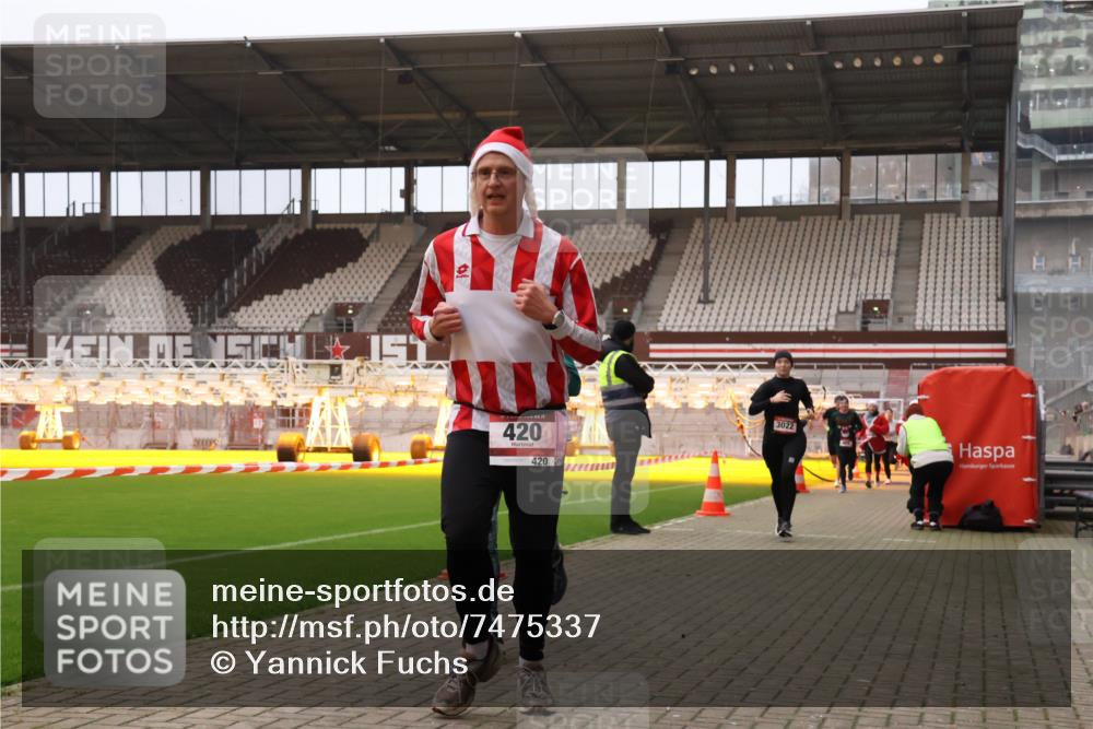 08.12.2024 - St. Pauli X-Mass-Run No. 14 Yannick Fuchs http://msf.ph/oto/7475337 08.12.2024 09:57:07 Ziel 364, 384, 420, 755, 763, 904, 1291, 1741, 1982, 2267, 3022, 3139, 3162 meine-sportfotos.de