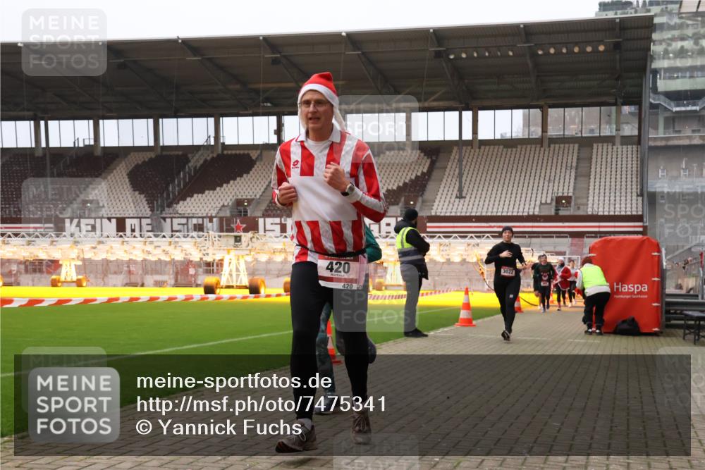 08.12.2024 - St. Pauli X-Mass-Run No. 14 Yannick Fuchs http://msf.ph/oto/7475341 08.12.2024 09:57:07 Ziel 364, 384, 420, 755, 763, 904, 1291, 1741, 1982, 2267, 3022, 3139, 3162 meine-sportfotos.de