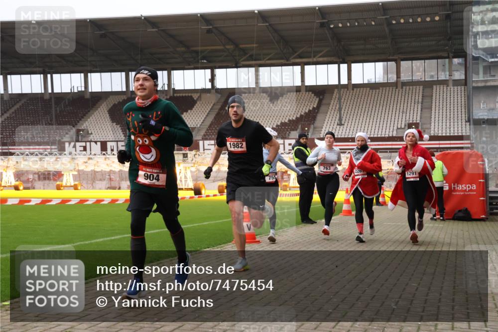 08.12.2024 - St. Pauli X-Mass-Run No. 14 Yannick Fuchs http://msf.ph/oto/7475454 08.12.2024 09:57:14 Ziel 364, 420, 755, 763, 904, 1291, 1982, 2267, 3022, 3162 meine-sportfotos.de