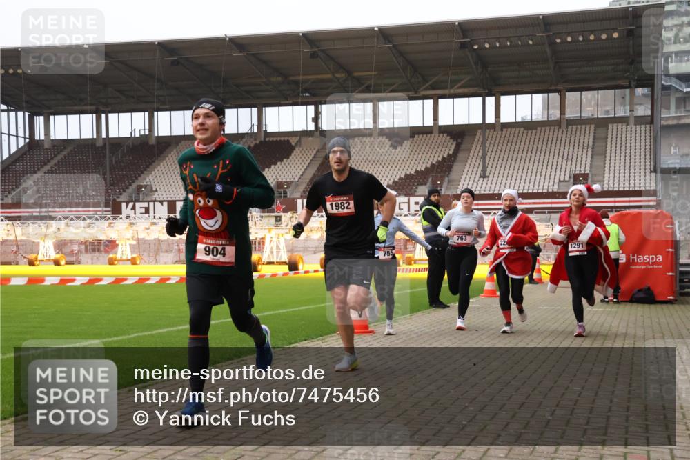 08.12.2024 - St. Pauli X-Mass-Run No. 14 Yannick Fuchs http://msf.ph/oto/7475456 08.12.2024 09:57:14 Ziel 364, 420, 755, 763, 904, 1291, 1982, 2267, 3022, 3162 meine-sportfotos.de