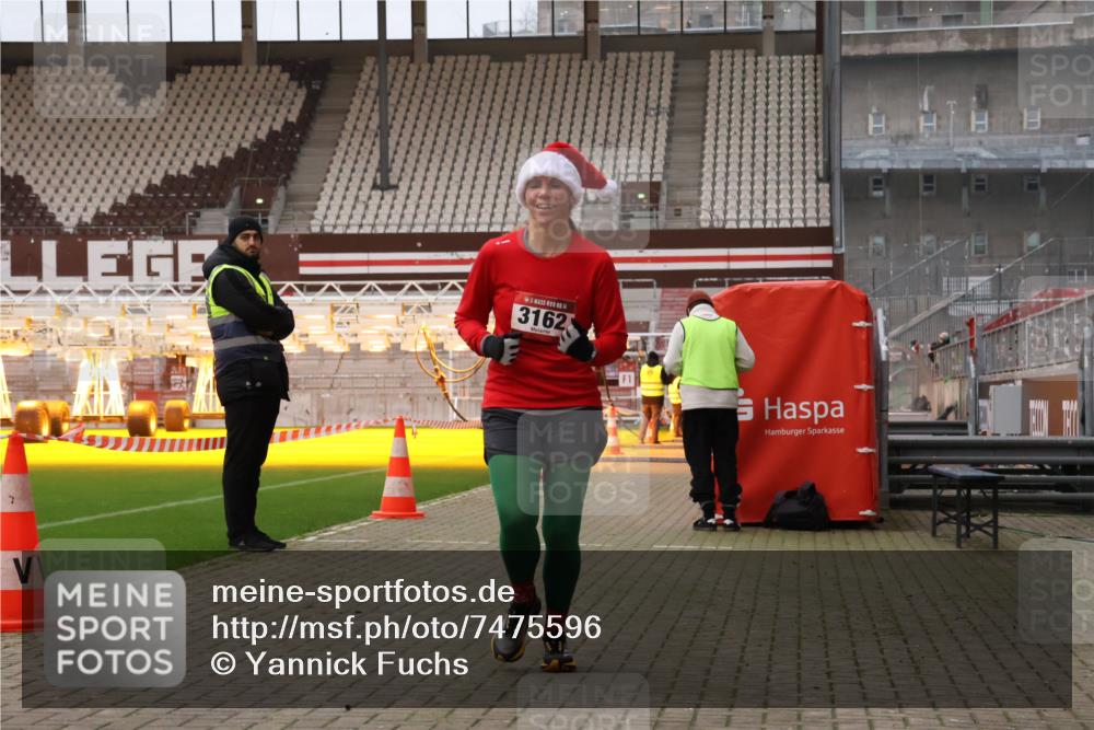 08.12.2024 - St. Pauli X-Mass-Run No. 14 Yannick Fuchs http://msf.ph/oto/7475596 08.12.2024 09:57:22 Ziel 904, 1291, 2267, 3162, 3258 meine-sportfotos.de