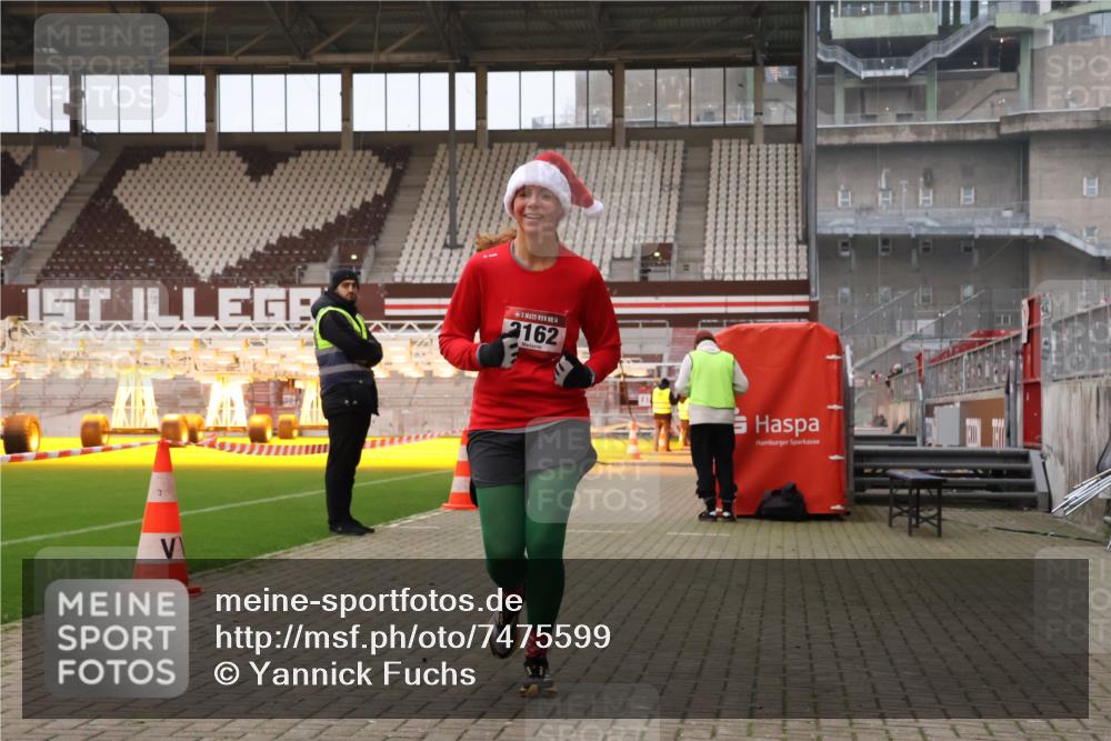 08.12.2024 - St. Pauli X-Mass-Run No. 14 Yannick Fuchs http://msf.ph/oto/7475599 08.12.2024 09:57:23 Ziel 1291, 2267, 3162, 3258 meine-sportfotos.de