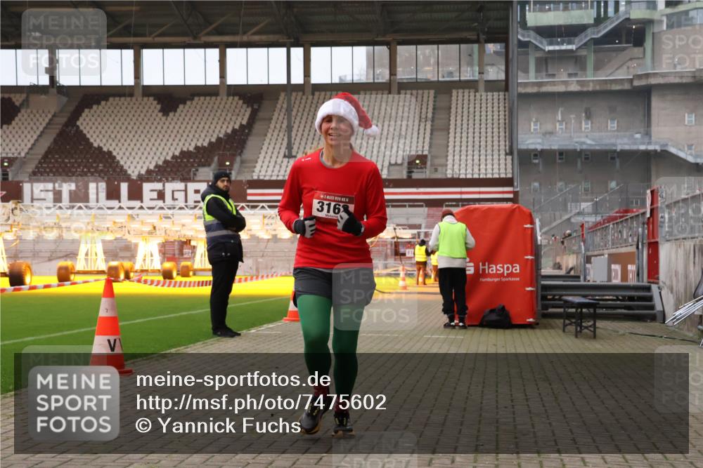 08.12.2024 - St. Pauli X-Mass-Run No. 14 Yannick Fuchs http://msf.ph/oto/7475602 08.12.2024 09:57:23 Ziel 1291, 2267, 3162, 3258 meine-sportfotos.de