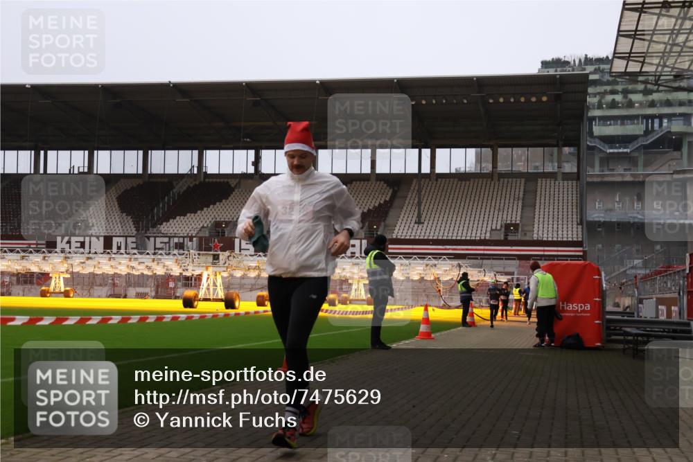 08.12.2024 - St. Pauli X-Mass-Run No. 14 Yannick Fuchs http://msf.ph/oto/7475629 08.12.2024 09:57:39 Ziel 391, 2840, 2842, 3258 meine-sportfotos.de