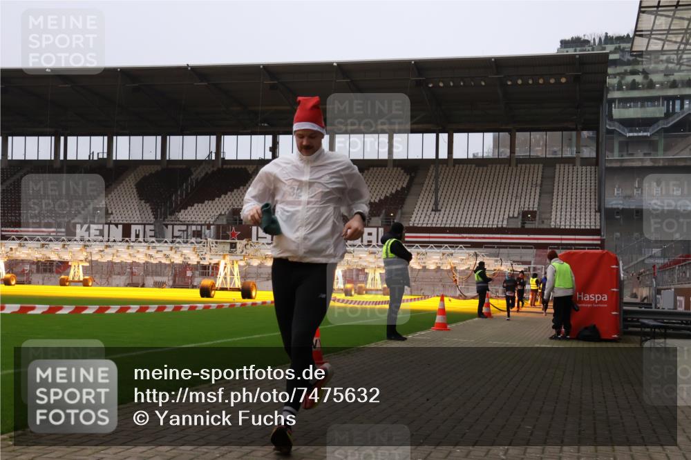 08.12.2024 - St. Pauli X-Mass-Run No. 14 Yannick Fuchs http://msf.ph/oto/7475632 08.12.2024 09:57:39 Ziel 391, 2840, 2842, 3258 meine-sportfotos.de