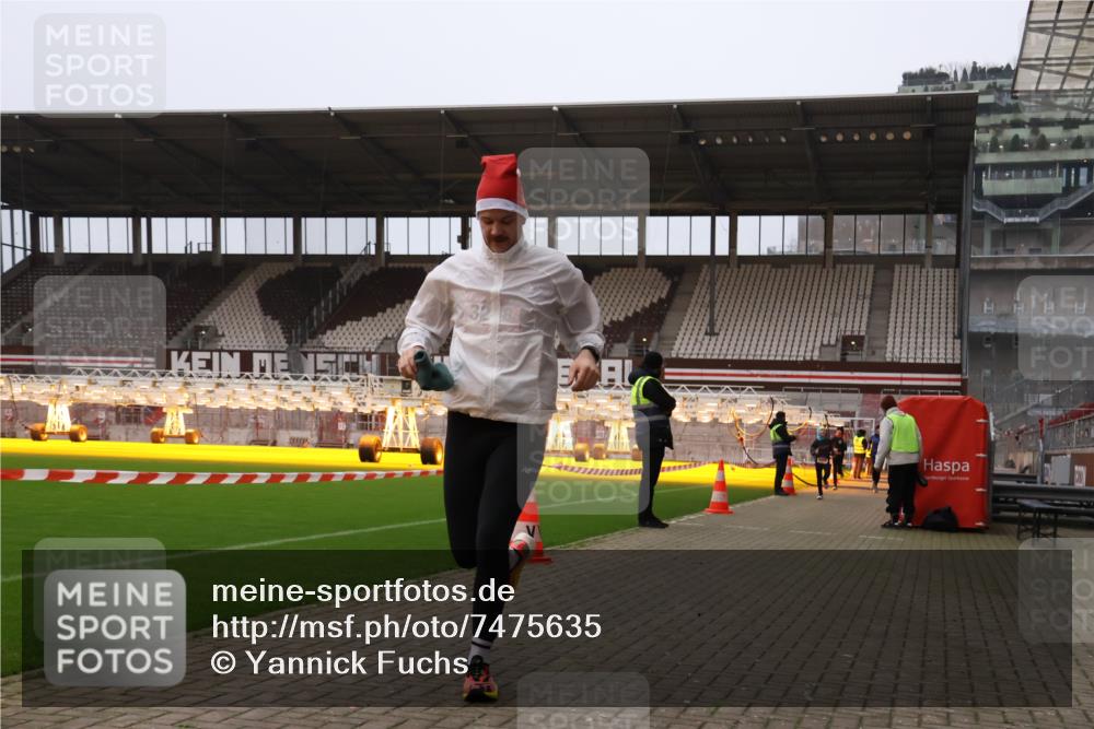 08.12.2024 - St. Pauli X-Mass-Run No. 14 Yannick Fuchs http://msf.ph/oto/7475635 08.12.2024 09:57:39 Ziel 391, 2840, 2842, 3258 meine-sportfotos.de