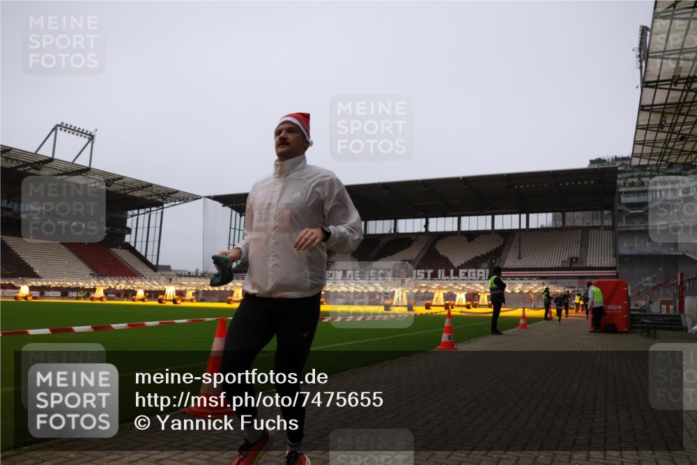 08.12.2024 - St. Pauli X-Mass-Run No. 14 Yannick Fuchs http://msf.ph/oto/7475655 08.12.2024 09:57:40 Ziel 391, 2840, 2842, 3258 meine-sportfotos.de