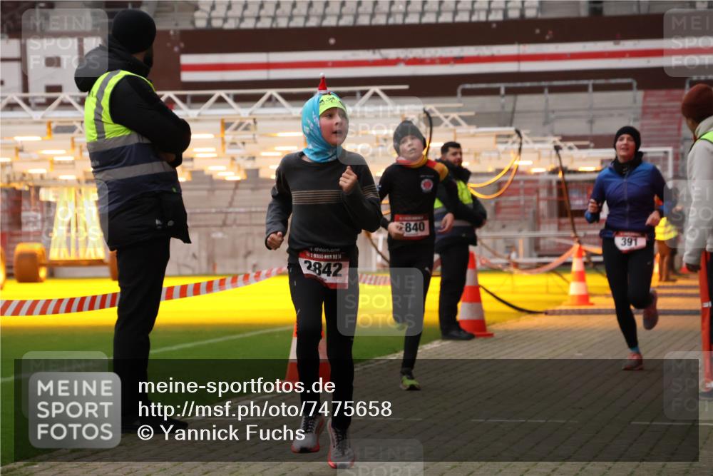 08.12.2024 - St. Pauli X-Mass-Run No. 14 Yannick Fuchs http://msf.ph/oto/7475658 08.12.2024 09:57:43 Ziel 391, 2840, 2842, 3258 meine-sportfotos.de