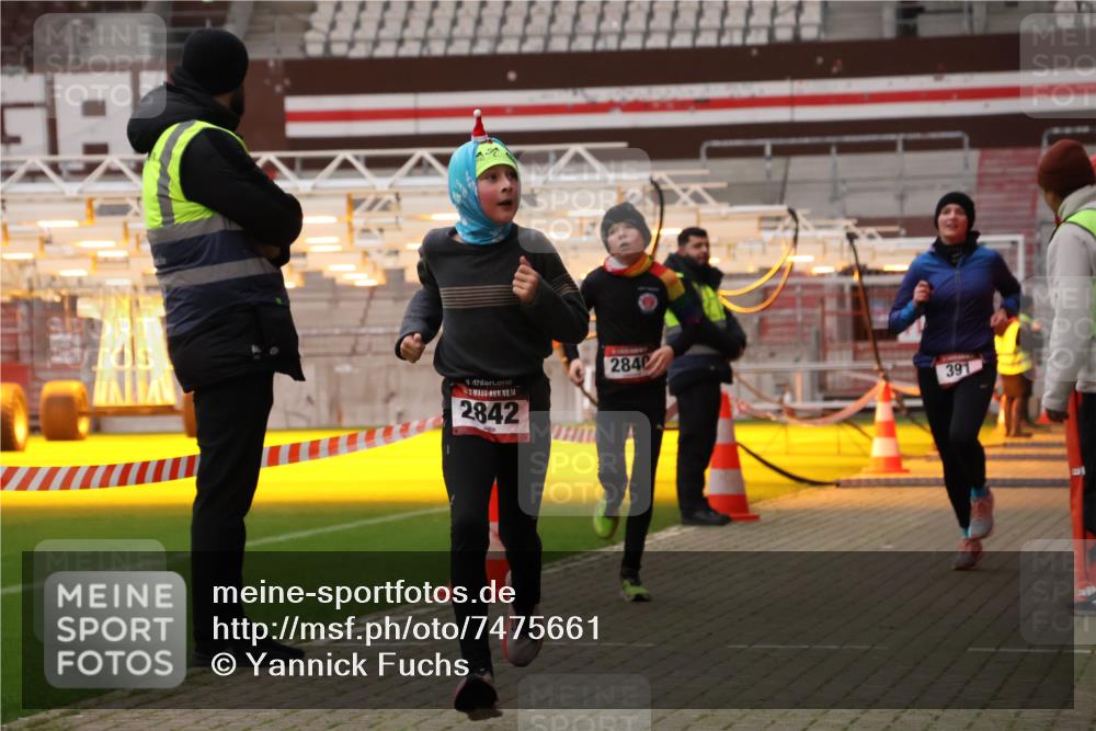 08.12.2024 - St. Pauli X-Mass-Run No. 14 Yannick Fuchs http://msf.ph/oto/7475661 08.12.2024 09:57:43 Ziel 391, 2840, 2842, 3258 meine-sportfotos.de