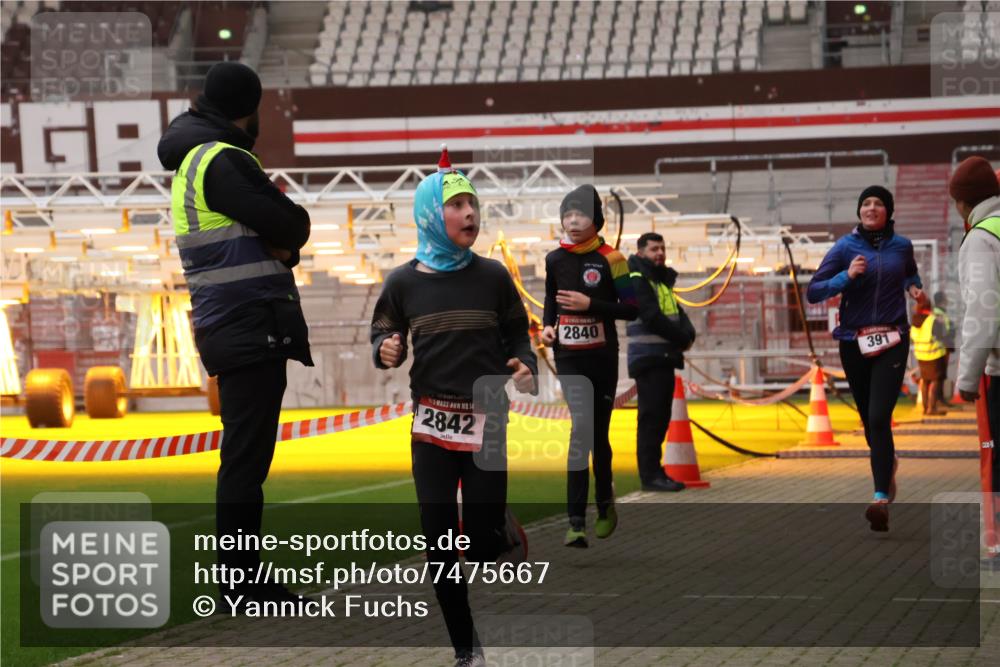08.12.2024 - St. Pauli X-Mass-Run No. 14 Yannick Fuchs http://msf.ph/oto/7475667 08.12.2024 09:57:43 Ziel 391, 2840, 2842, 3258 meine-sportfotos.de