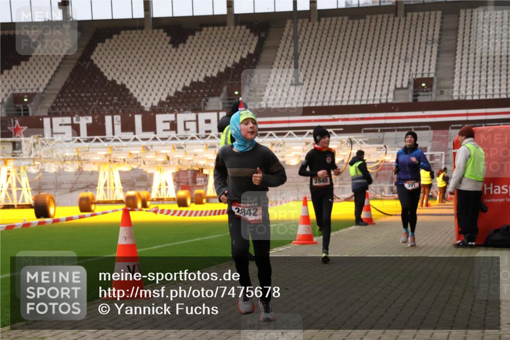 08.12.2024 - St. Pauli X-Mass-Run No. 14 Yannick Fuchs http://msf.ph/oto/7475678 08.12.2024 09:57:44 Ziel 391, 2840, 2842, 3258 meine-sportfotos.de