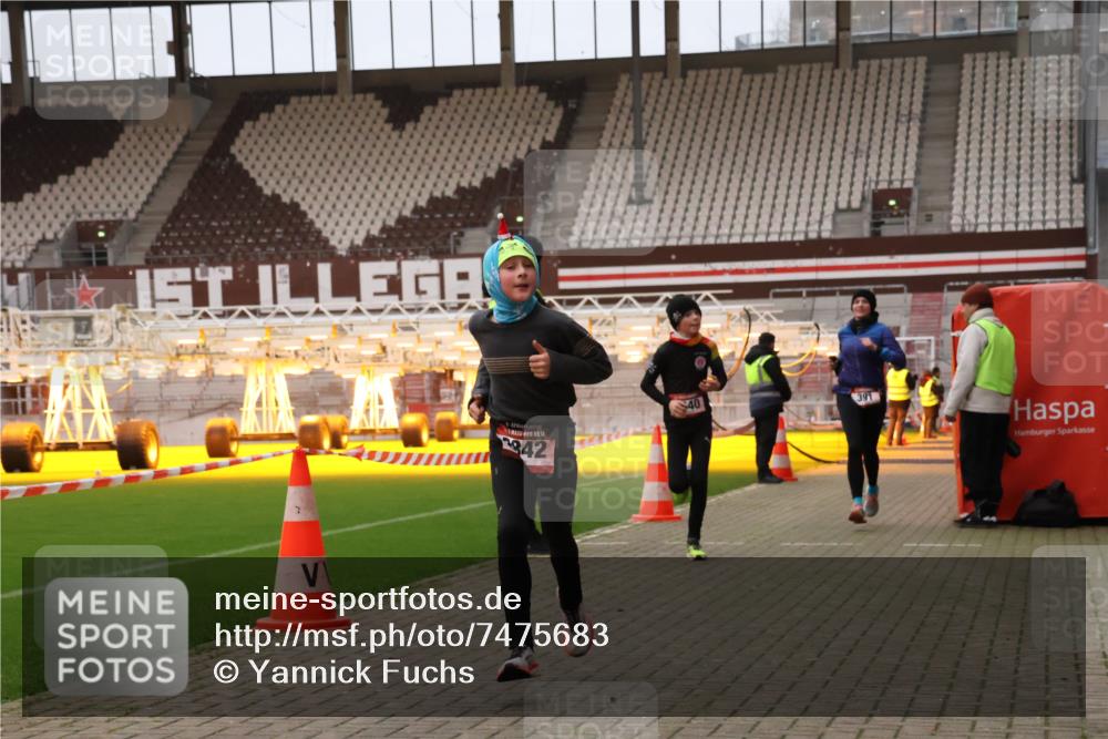08.12.2024 - St. Pauli X-Mass-Run No. 14 Yannick Fuchs http://msf.ph/oto/7475683 08.12.2024 09:57:44 Ziel 391, 2840, 2842, 3258 meine-sportfotos.de