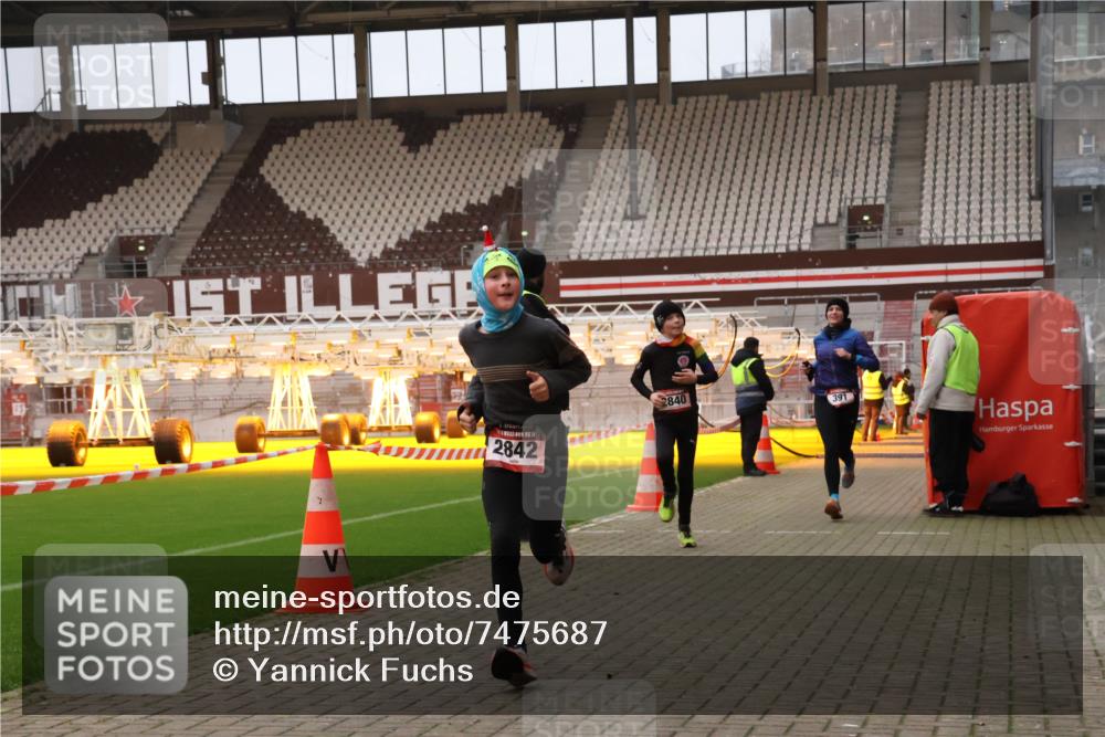 08.12.2024 - St. Pauli X-Mass-Run No. 14 Yannick Fuchs http://msf.ph/oto/7475687 08.12.2024 09:57:44 Ziel 391, 2840, 2842, 3258 meine-sportfotos.de
