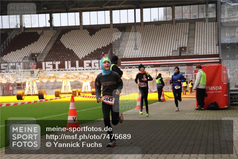 08.12.2024 - St. Pauli X-Mass-Run No. 14 Yannick Fuchs http://msf.ph/oto/7475689 08.12.2024 09:57:44 Ziel 391, 2840, 2842, 3258 meine-sportfotos.de