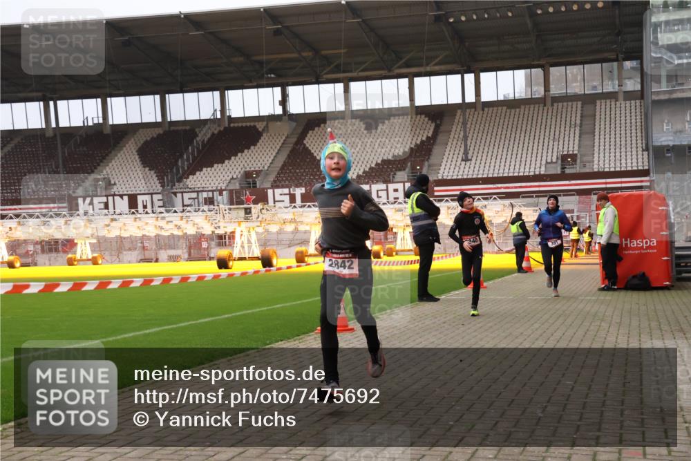 08.12.2024 - St. Pauli X-Mass-Run No. 14 Yannick Fuchs http://msf.ph/oto/7475692 08.12.2024 09:57:45 Ziel 391, 2840, 2842, 3258 meine-sportfotos.de