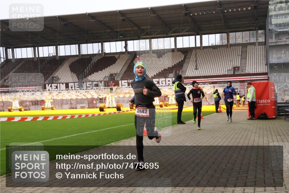 08.12.2024 - St. Pauli X-Mass-Run No. 14 Yannick Fuchs http://msf.ph/oto/7475695 08.12.2024 09:57:45 Ziel 391, 2840, 2842, 3258 meine-sportfotos.de