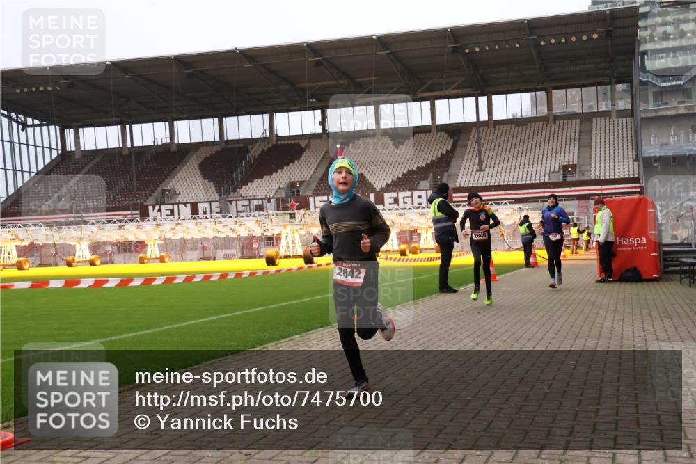 08.12.2024 - St. Pauli X-Mass-Run No. 14 Yannick Fuchs http://msf.ph/oto/7475700 08.12.2024 09:57:45 Ziel 391, 2840, 2842, 3258 meine-sportfotos.de