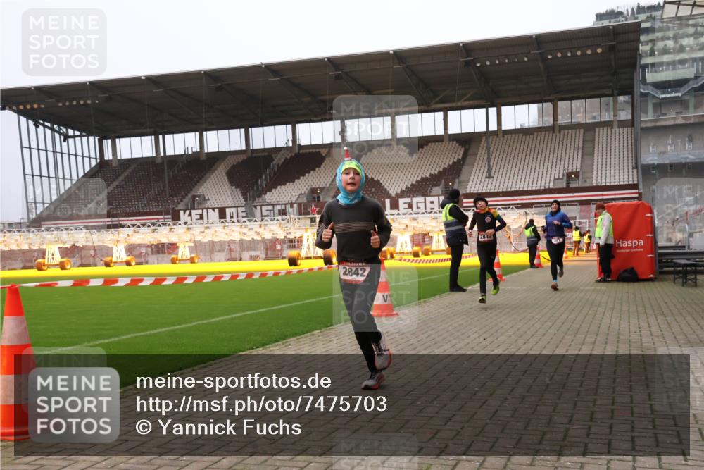 08.12.2024 - St. Pauli X-Mass-Run No. 14 Yannick Fuchs http://msf.ph/oto/7475703 08.12.2024 09:57:45 Ziel 391, 2840, 2842, 3258 meine-sportfotos.de