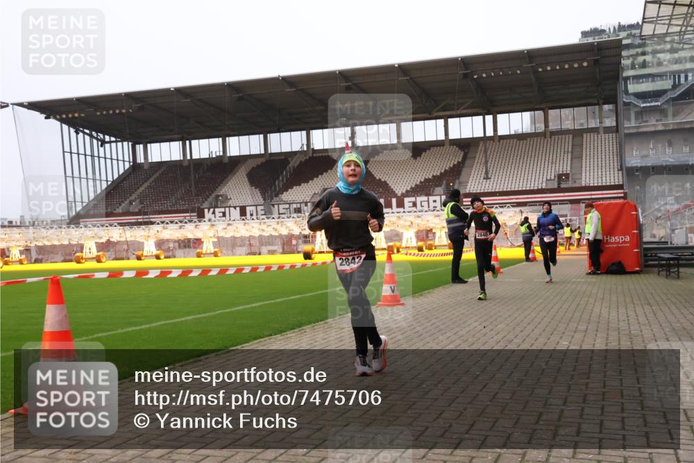 08.12.2024 - St. Pauli X-Mass-Run No. 14 Yannick Fuchs http://msf.ph/oto/7475706 08.12.2024 09:57:45 Ziel 391, 2840, 2842, 3258 meine-sportfotos.de