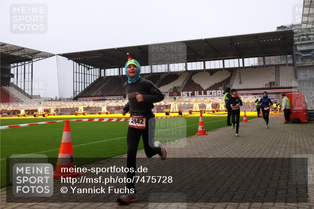 08.12.2024 - St. Pauli X-Mass-Run No. 14 Yannick Fuchs http://msf.ph/oto/7475728 08.12.2024 09:57:45 Ziel 391, 2840, 2842, 3258 meine-sportfotos.de