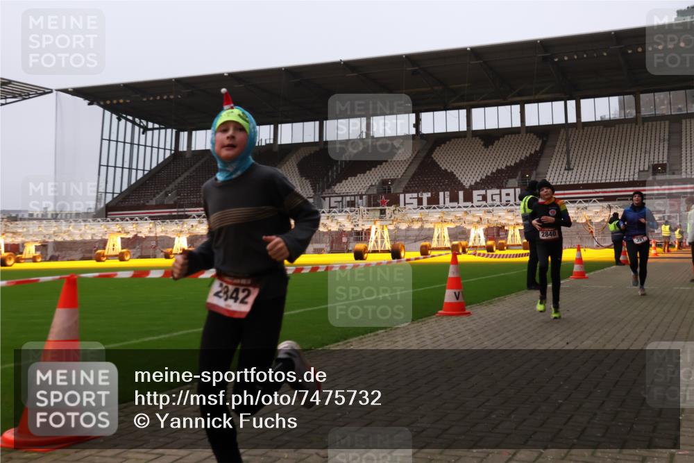 08.12.2024 - St. Pauli X-Mass-Run No. 14 Yannick Fuchs http://msf.ph/oto/7475732 08.12.2024 09:57:46 Ziel 391, 510, 2840, 2842, 3258 meine-sportfotos.de