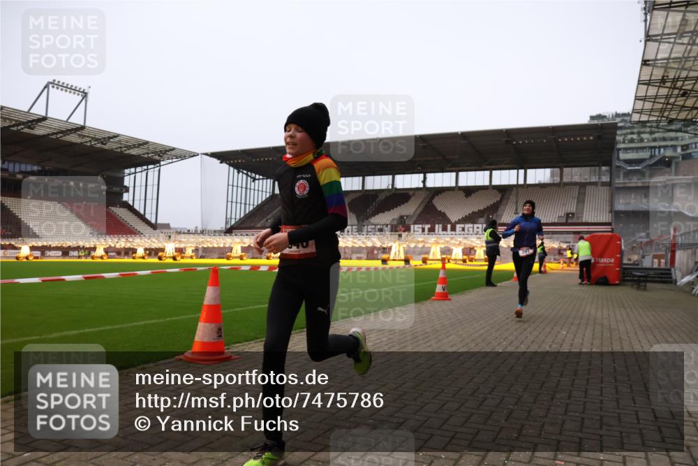 08.12.2024 - St. Pauli X-Mass-Run No. 14 Yannick Fuchs http://msf.ph/oto/7475786 08.12.2024 09:57:48 Ziel 391, 510, 1532, 2840, 2842 meine-sportfotos.de