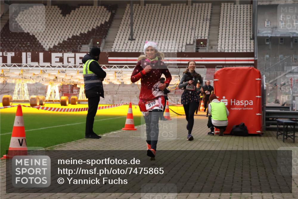 08.12.2024 - St. Pauli X-Mass-Run No. 14 Yannick Fuchs http://msf.ph/oto/7475865 08.12.2024 09:58:01 Ziel 510, 1532, 1789, 2872, 2934, 2943, 2944, 3092, 3171 meine-sportfotos.de