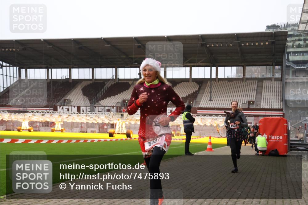 08.12.2024 - St. Pauli X-Mass-Run No. 14 Yannick Fuchs http://msf.ph/oto/7475893 08.12.2024 09:58:03 Ziel 510, 1532, 1789, 2872, 2934, 2943, 2944, 3092, 3171 meine-sportfotos.de