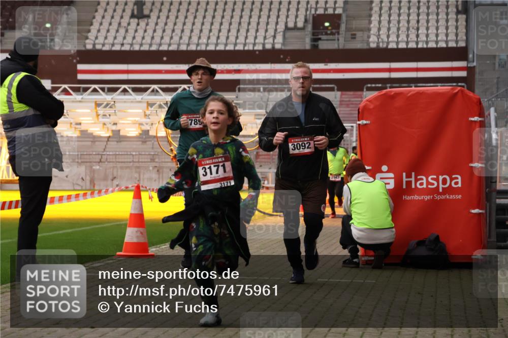 08.12.2024 - St. Pauli X-Mass-Run No. 14 Yannick Fuchs http://msf.ph/oto/7475961 08.12.2024 09:58:07 Ziel 55, 510, 1075, 1080, 1396, 1397, 1532, 1789, 2872, 2934, 2943, 2944, 3092, 3171 meine-sportfotos.de