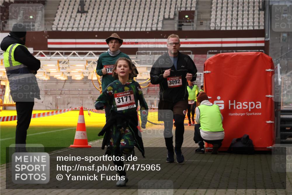 08.12.2024 - St. Pauli X-Mass-Run No. 14 Yannick Fuchs http://msf.ph/oto/7475965 08.12.2024 09:58:07 Ziel 55, 510, 1075, 1080, 1396, 1397, 1532, 1789, 2872, 2934, 2943, 2944, 3092, 3171 meine-sportfotos.de