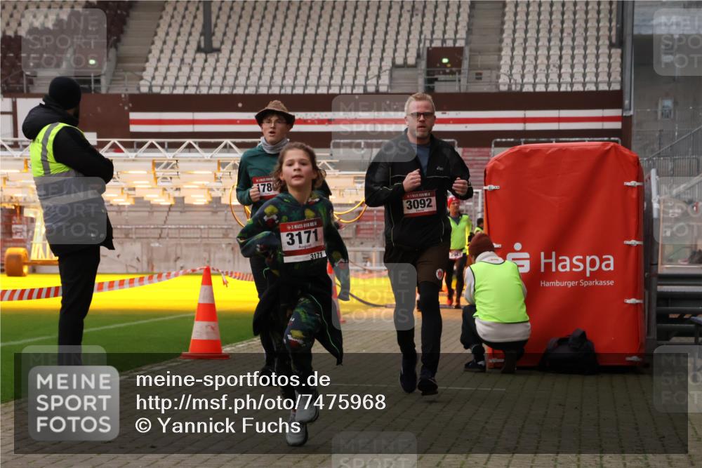 08.12.2024 - St. Pauli X-Mass-Run No. 14 Yannick Fuchs http://msf.ph/oto/7475968 08.12.2024 09:58:07 Ziel 55, 510, 1075, 1080, 1396, 1397, 1532, 1789, 2872, 2934, 2943, 2944, 3092, 3171 meine-sportfotos.de