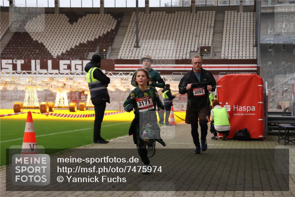 08.12.2024 - St. Pauli X-Mass-Run No. 14 Yannick Fuchs http://msf.ph/oto/7475974 08.12.2024 09:58:08 Ziel 55, 510, 1075, 1080, 1396, 1397, 1532, 1789, 2872, 2934, 2943, 2944, 3092, 3171 meine-sportfotos.de