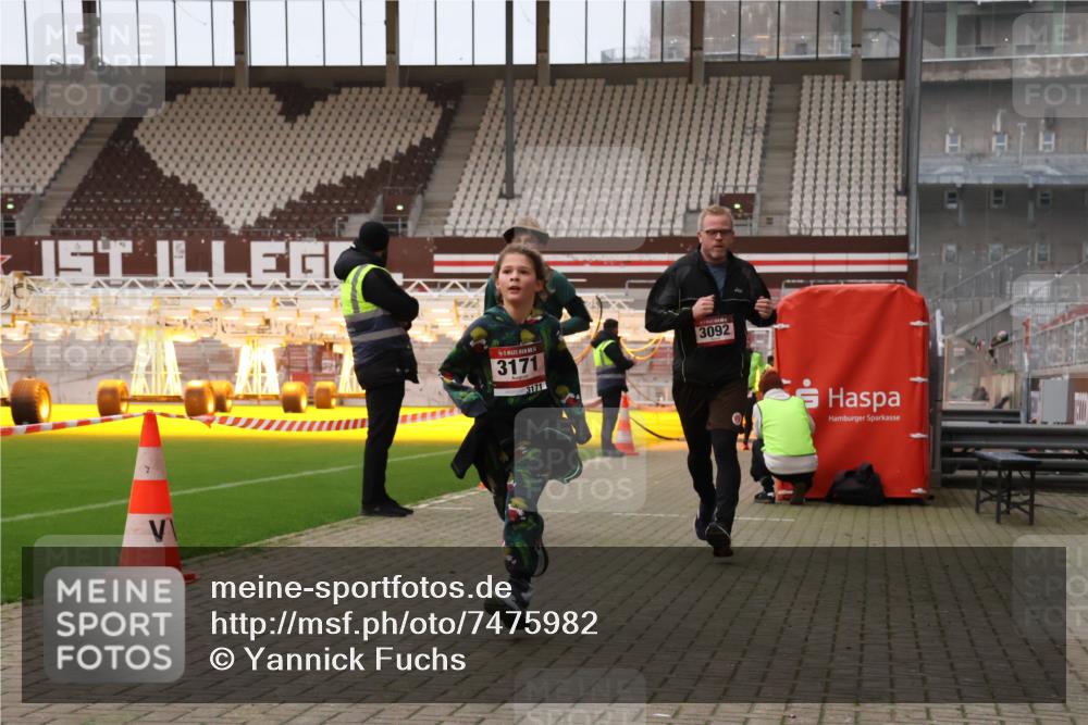 08.12.2024 - St. Pauli X-Mass-Run No. 14 Yannick Fuchs http://msf.ph/oto/7475982 08.12.2024 09:58:08 Ziel 55, 510, 1075, 1080, 1396, 1397, 1532, 1789, 2872, 2934, 2943, 2944, 3092, 3171 meine-sportfotos.de
