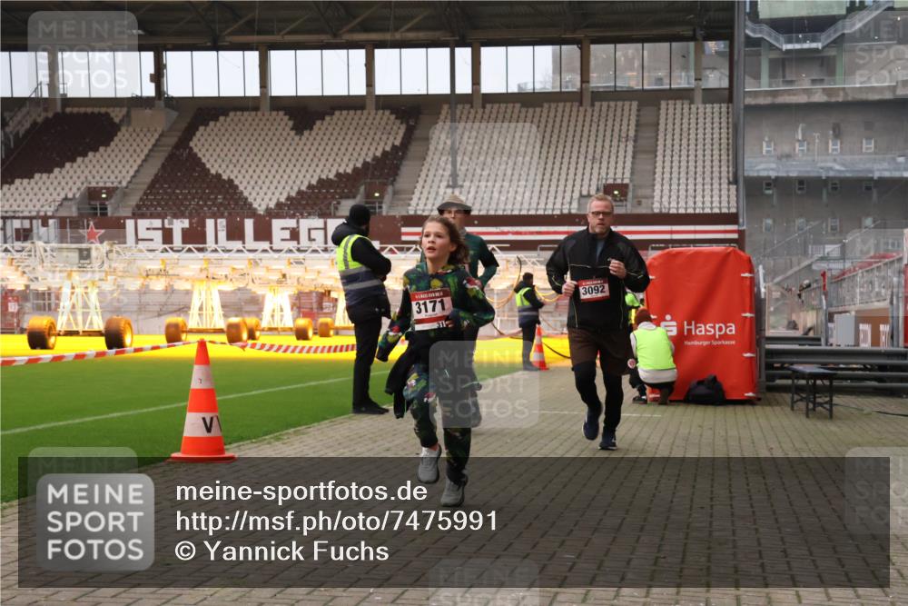 08.12.2024 - St. Pauli X-Mass-Run No. 14 Yannick Fuchs http://msf.ph/oto/7475991 08.12.2024 09:58:08 Ziel 55, 510, 1075, 1080, 1396, 1397, 1532, 1789, 2872, 2934, 2943, 2944, 3092, 3171 meine-sportfotos.de