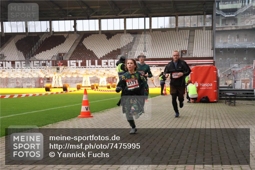 08.12.2024 - St. Pauli X-Mass-Run No. 14 Yannick Fuchs http://msf.ph/oto/7475995 08.12.2024 09:58:09 Ziel 55, 510, 1075, 1080, 1396, 1397, 1532, 1789, 2872, 2934, 2943, 2944, 3092, 3171 meine-sportfotos.de