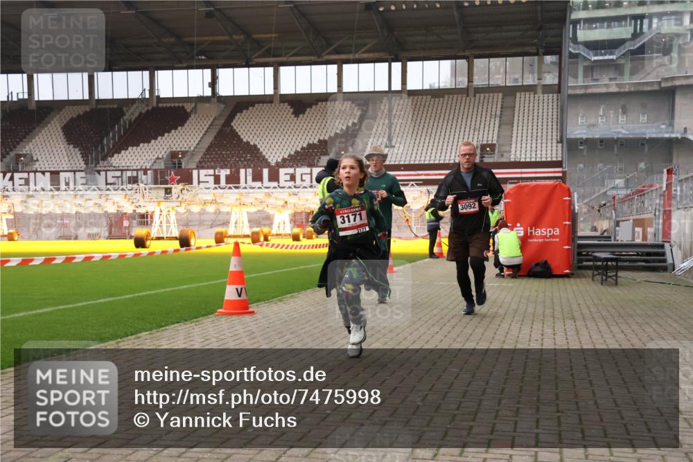 08.12.2024 - St. Pauli X-Mass-Run No. 14 Yannick Fuchs http://msf.ph/oto/7475998 08.12.2024 09:58:09 Ziel 55, 510, 1075, 1080, 1396, 1397, 1532, 1789, 2872, 2934, 2943, 2944, 3092, 3171 meine-sportfotos.de