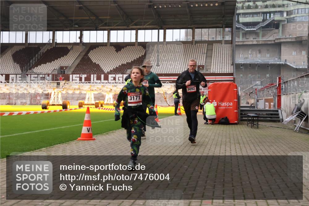 08.12.2024 - St. Pauli X-Mass-Run No. 14 Yannick Fuchs http://msf.ph/oto/7476004 08.12.2024 09:58:09 Ziel 55, 510, 1075, 1080, 1396, 1397, 1532, 1789, 2872, 2934, 2943, 2944, 3092, 3171 meine-sportfotos.de